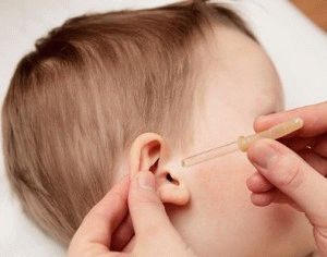 comment instiller des gouttes dans l'oreille d'un enfant