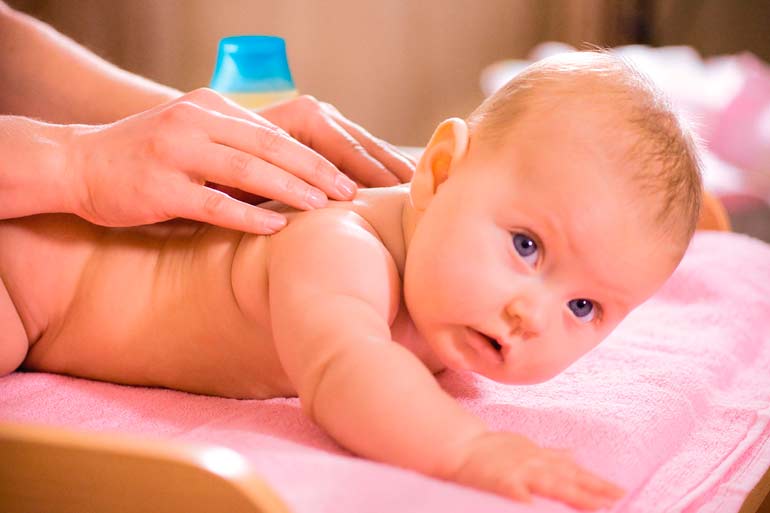 masaje para un recién nacido de 0 a 3 meses