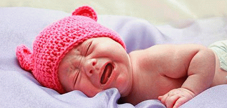 nyfødt baby græder