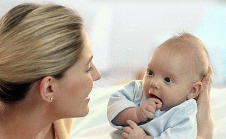Når en nyfødt baby begynner å høre