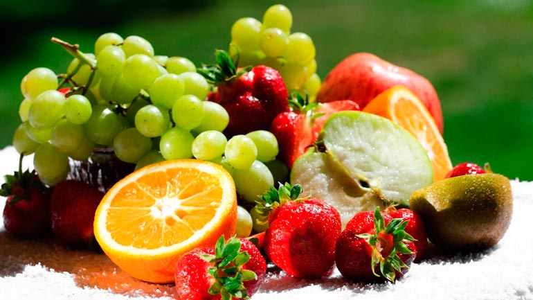 fruta enquanto amamenta