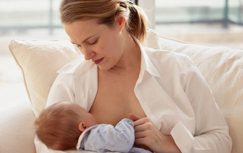 hoe een pasgeboren baby borstvoeding te geven