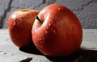 czerwone jabłka podczas karmienia piersią