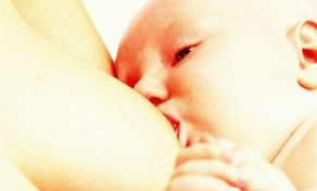 per què el nadó escup després d’alimentar-se