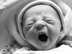 perché scuote il mento di un neonato?