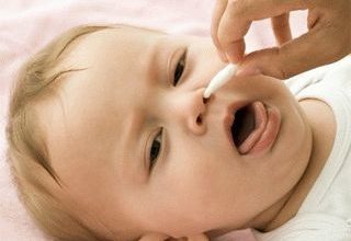 Како очистити нос новорођенчади од гнатса