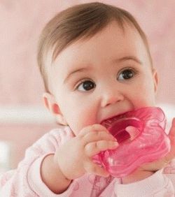 com ajudar a un bebè durant la dentició
