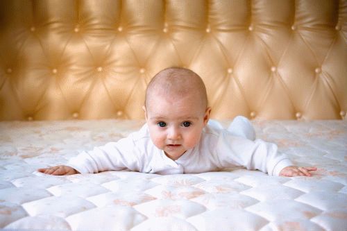 Hur man väljer en madrass för en nyfödd