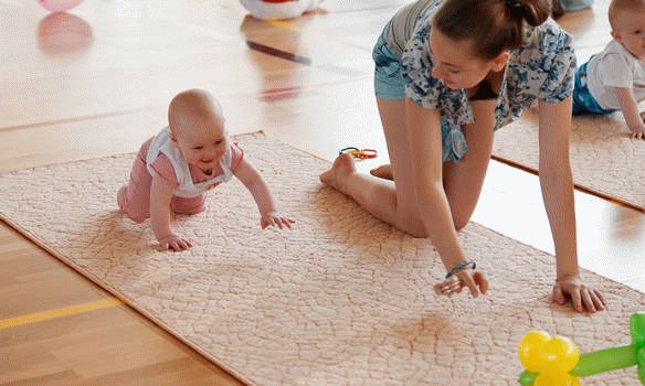 hvordan du hjælper din baby med at begynde at kravle