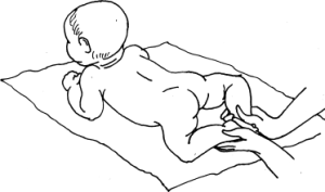 emeklemeye başlamak için bebeğe masaj yap