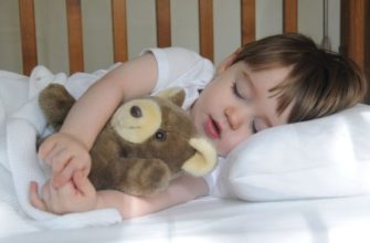 Como ensinar uma criança a dormir no berço