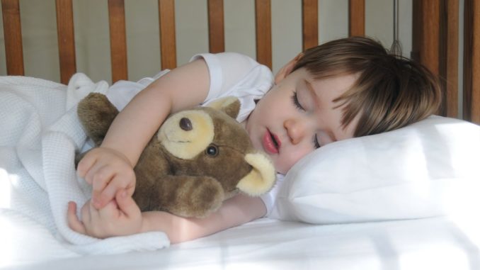 كيفية تعليم الطفل النوم في سريره