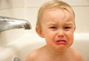 Dijete se boji okupati se u kupaonici