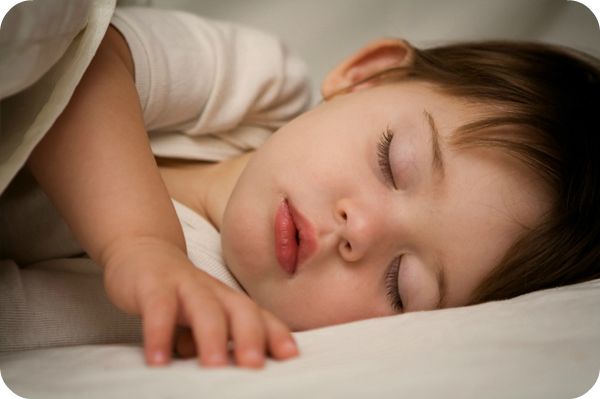 kūdikis šlifuoja dantis miego metu