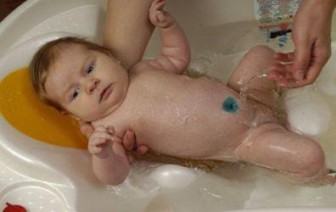 bebé bañándose