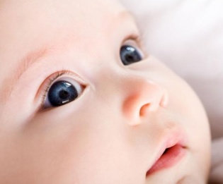 cuidados com os olhos recém-nascidos