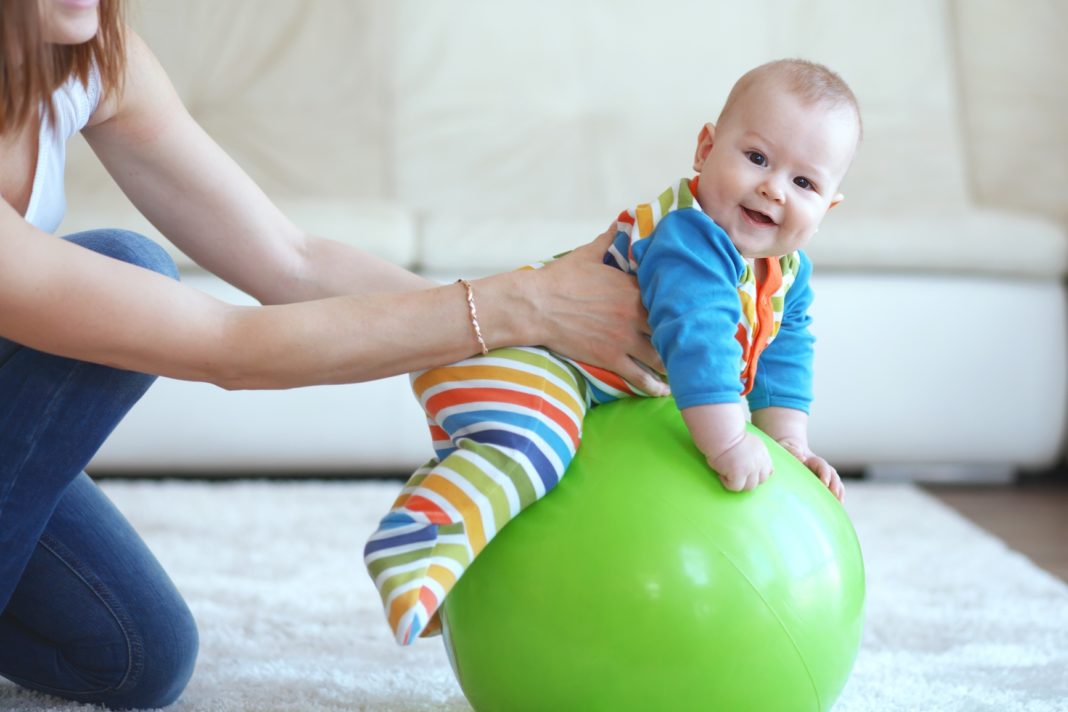 Lecciones de fitball con un recién nacido