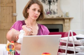 moteris, sėdinti ant motinystės, uždirba internetu