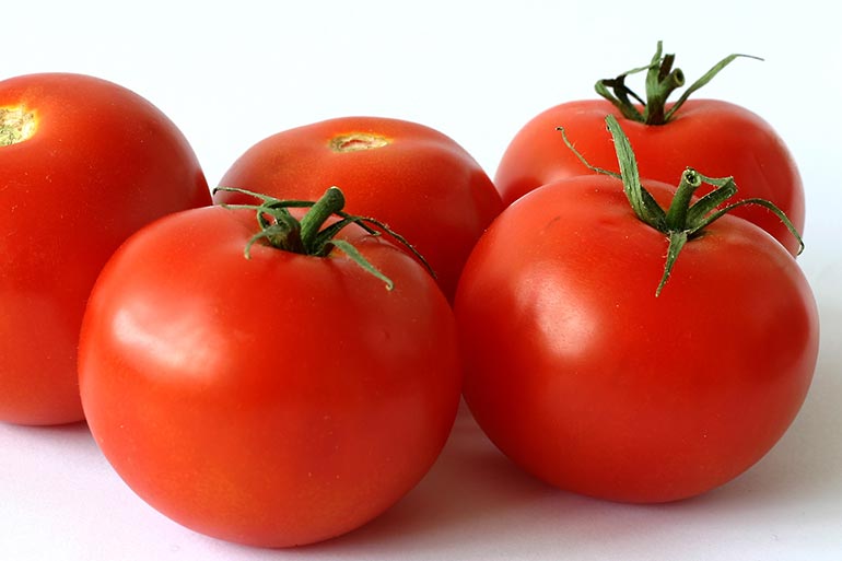 švieži raudoni pomidorai