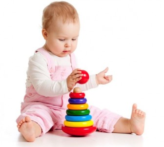 žaisti su kūdikiu 7 mėnesių amžiaus