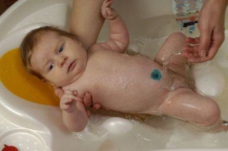 een pasgeboren baby goed wassen