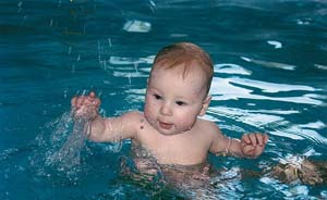 øge immuniteten for spædbørn med vandprocedurer