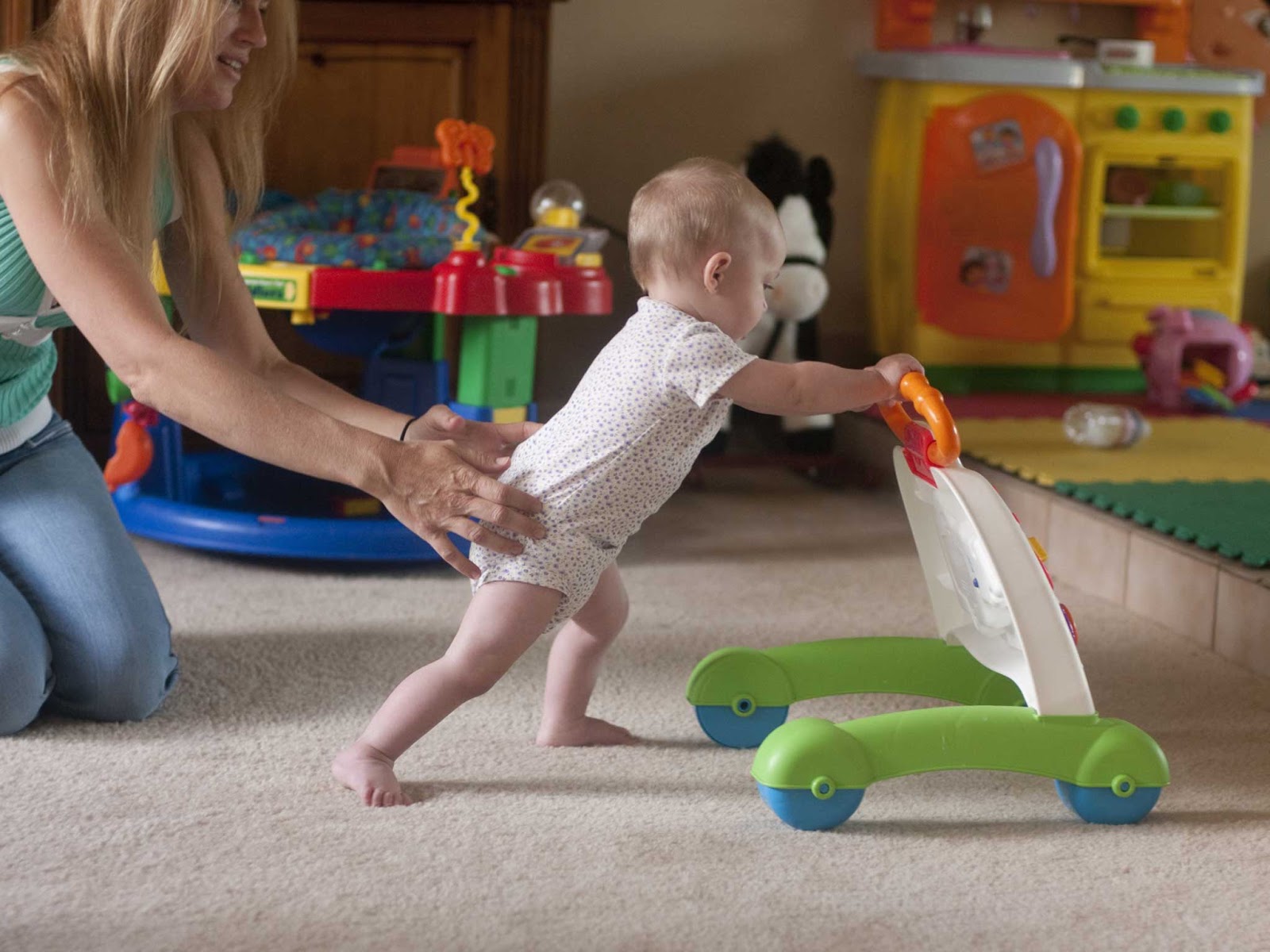 10 måneder gammel baby skubber et legetøj