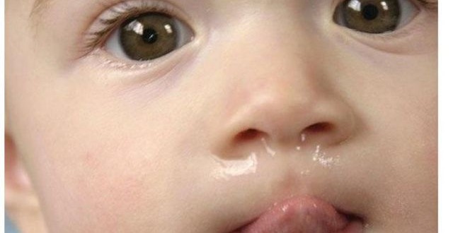 rinnande näsa i en nyfödd aspirator