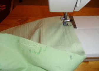 Siūkite kraštus ant siuvimo mašinos. Tai gali būti padaryta ant perlenkto, zigzago ar apvynioto audinio kraštų.