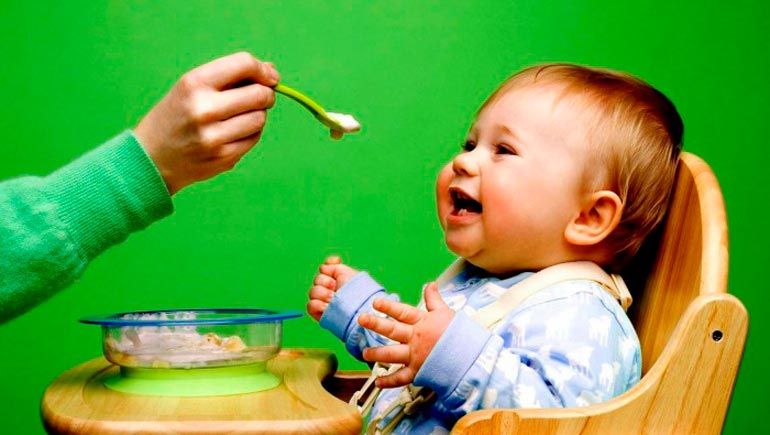 eerste voeding van kinderen met kunstmatige voeding