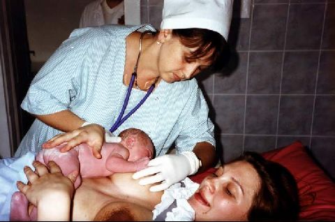 dedant kūdikį prie krūties iškart po gimimo