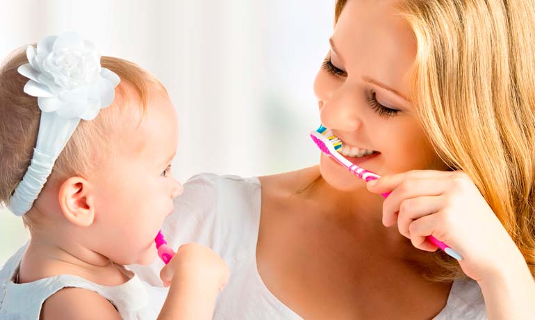 vi rengör babyens tänder