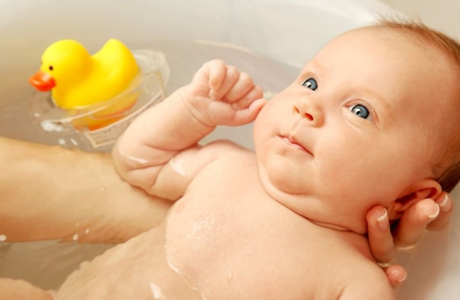 banhando um recém-nascido