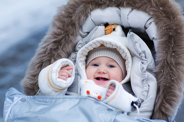 yeni doğmuş bir bebek ile kışın yürümek