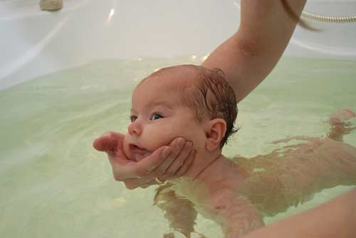 trzymaj dziecko pod brodą (pływanie)