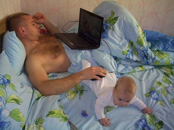 kūdikis ir tėtis su nešiojamu kompiuteriu