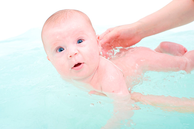iemācīt jaundzimušajam peldēt