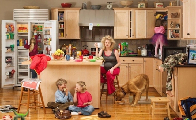 mom-sits-at-home-with-children