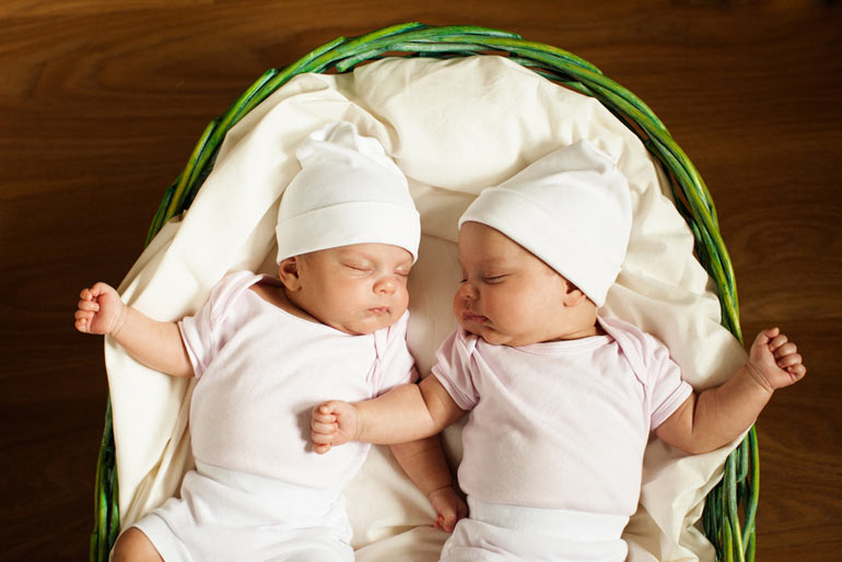 nyfødte tvillinger