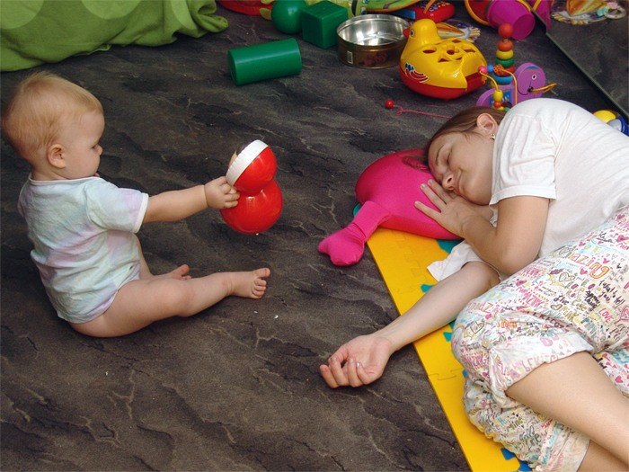 bebé juega mamá duerme