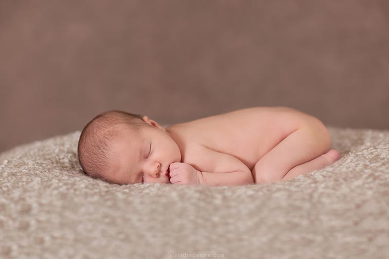 recién nacido durmiendo en el vientre