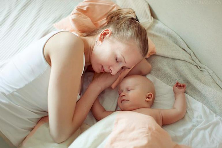 äiti nukkuu vauvojen kanssa
