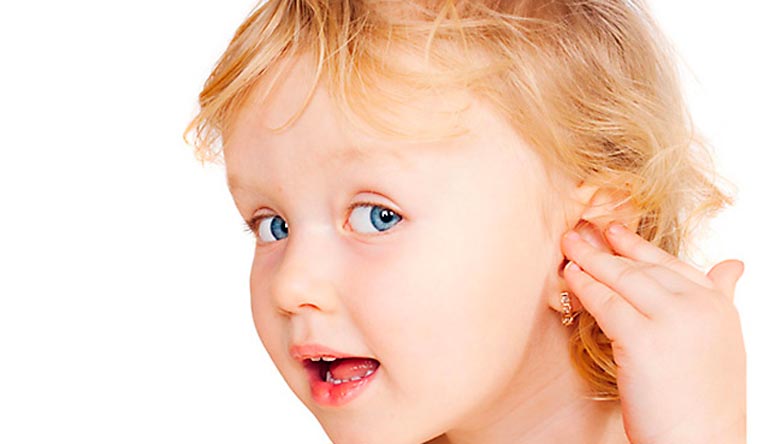 perforar las orejas de un niño