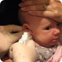 perforar orejas a bebé pequeño