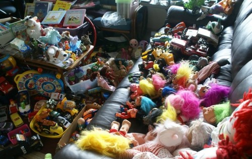 el niño tiene muchos juguetes