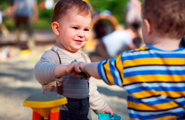 conflitti tra bambini nel parco giochi