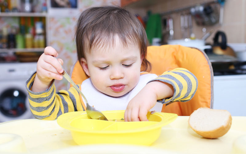 leer een kind om zelfstandig te eten