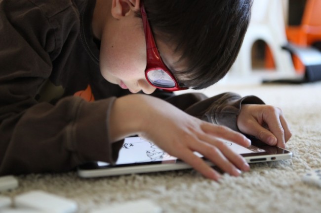 Çocuk kullanan-bir-ipad tablet bazında aperturismo-863x576-650x0
