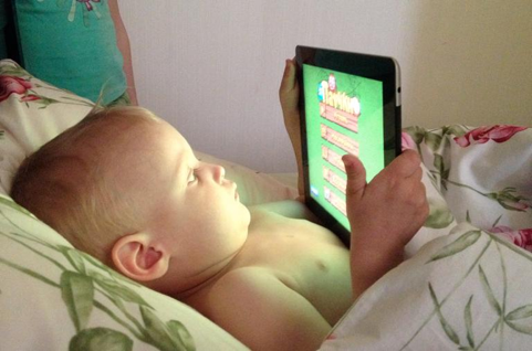 tablet ile küçük bebek