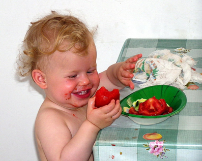 το παιδί τρώει ντομάτα